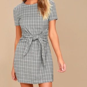 NEW Lulu’s plaid dress with tie to cinch waist.